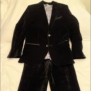 Amazing Boys Sz10 Black velvet 3 piece tuxedo.